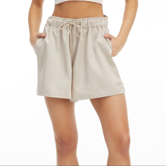 Good American Volume Shorts - Picture 5 of 11